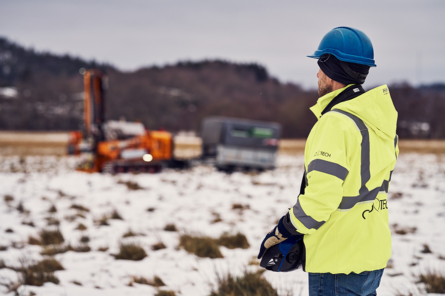 Geotech Worker 02